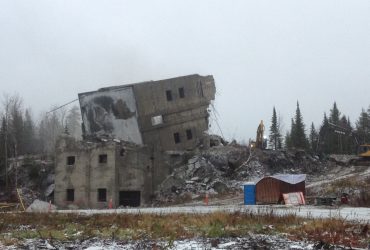 La dernière étape de la chute contrôlée d’un bâtiment en béton que Démex avait d’abord affaibli.