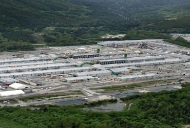 Vue aérienne d'une aluminerie à Kitimat en Colombie-Britannique.