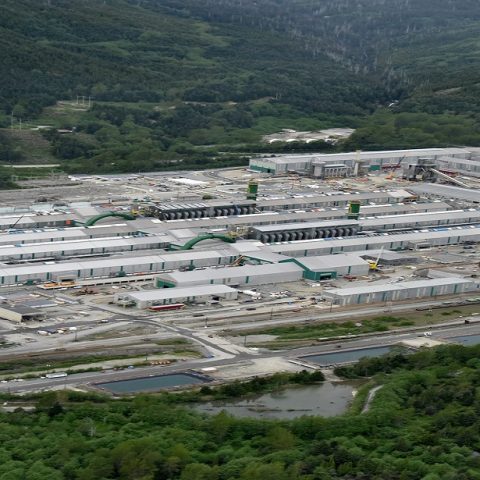 Vue aérienne d'une aluminerie à Kitimat en Colombie-Britannique.