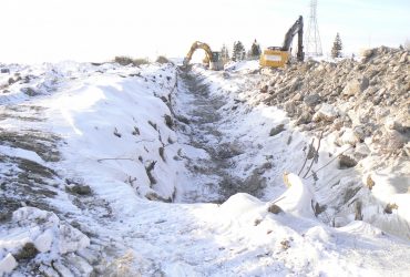 Travaux de terrassement se déroulant en hiver.