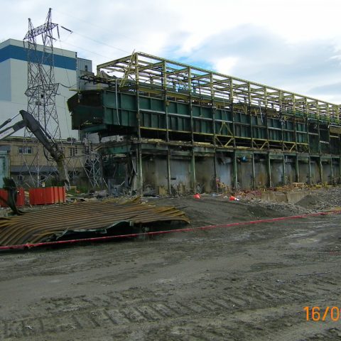 Grands bâtiments en cours de démolition.