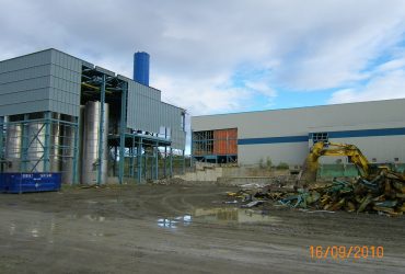 A Démex excavator cutting up scrap metal to upgrade their value