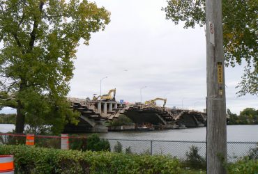 Vue latérale du pont avec deux excavatrices Démex au travail.