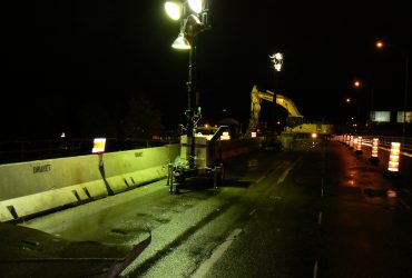 Travail de nuit sur le pont avec éclairage artificiel.