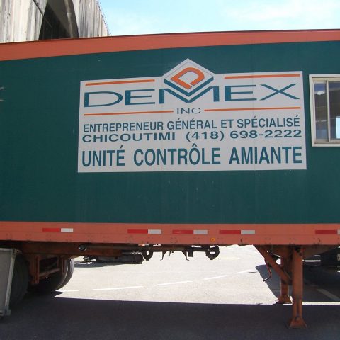 Unité mobile de désamiantage collée au bâtiment de l'auditorium