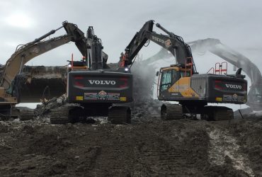 Vue de quatre excavatrices Démex s'attaquant au pont.