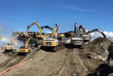 Plusieurs excavatrices s'attaquant à la structure de béton du pont Saint-Jacques