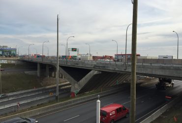 Vue du pont avant le début des travaux durant une heure de pointe sur le pont, par temps ennuagé.