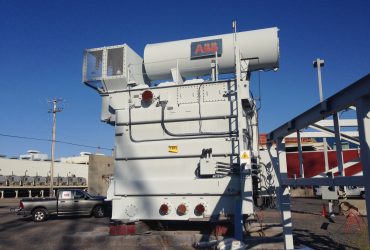 Vu d'un transformateur ABB par temps radieux et ciel bleu.