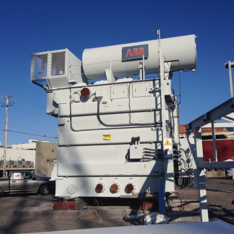 Vu d'un transformateur ABB par temps radieux et ciel bleu.