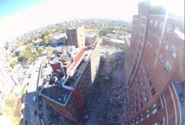 Vue aérienne artistique (à l’aide d’un objectif fisheye) du site de l’hôpital.