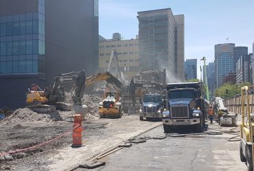 Évacuation de grandes quantités de débris au centre-ville de Montréal.