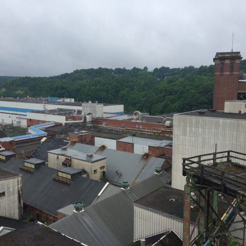 Vue de l'usine et de la rivière à proximité, avant que la démolition ne commence.