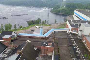 Vue de l'usine et de la rivière à proximité, avant que la démolition ne commence.