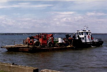 Péniche chargée d'un camion-grue destiné à être hissé sur l'échafaud assemblé à l'intérieur des pylônes.