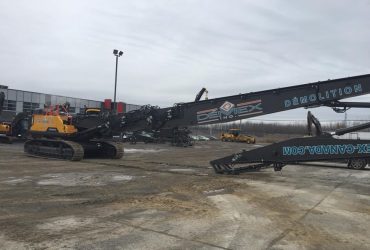 View of the PC 800 excavator with the long reach boom in retracted position and resting on the ground