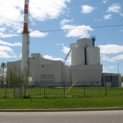 Vue extérieure de l'arrière du bâtiment à four et sa cheminée.