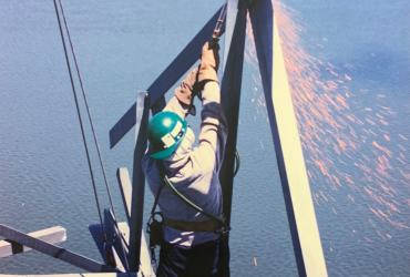 A Démex employee cutting elements of the structure