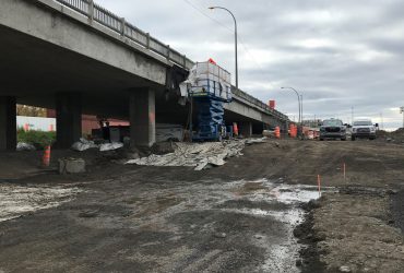 Vue générale d'une des bretelles de l'échangeur Turcot pendant la phase de désamiantage, avant démolition.