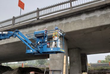 Élévateur avec travailleurs lors du désamiantage de l'échangeur Turcot