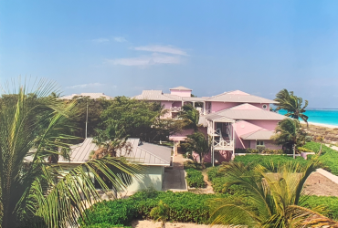 Vue du complexe hôtelier aux Turques et Caiques au bord de la mer par temps radieux, avant démolition.