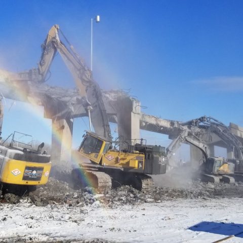 Excavatrices Démex en train de démolir une bretelle surélevée de l'échangeur Turcot au niveau d'Agrignon.