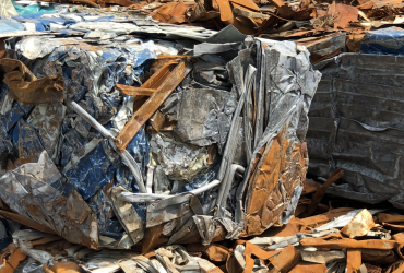 Vue de ballots empilés de rebuts d’acier non contaminés – Bushelling #2, à l'extérieur du bâtiment du centre de recyclage Centrem à Alma.