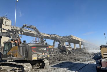 Vue de plusieurs excavatrices broyant le béton d'une rampe d'accès élevée au niveau Angrignon.