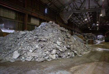 Une pile de matériel récupéré par Centrem lors du traitement de rebuts de production d'aluminium au centre de recyclage à Alma