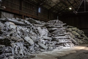 Une pile imposante de rebuts de production d'aluminium qui seront transformés au centre de recyclage de Centrem à Alma
