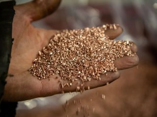 Vue d'une main emplie de granules de cuivre produites dans le centre de recyclage Centrem à Alma.