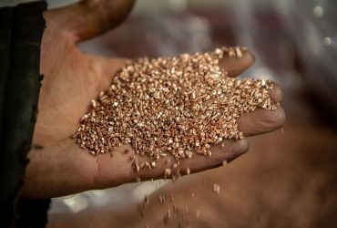 Vue d'une main emplie de granules de cuivre produites dans le centre de recyclage Centrem à Alma.