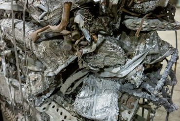 Vue de rebuts d’aluminium à recycler sur palle de bois dans le bâtiment du centre de recyclage Centrem à Alma.