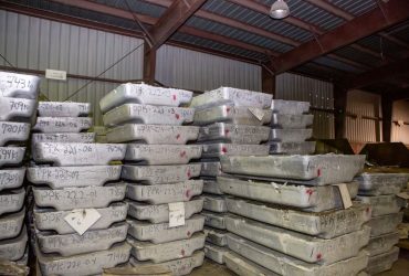 Vue de plusieurs plaques moulées d'aluminium empilées dans le secteur aluminium prêt à livrer, à l'intérieur du centre de recyclage.