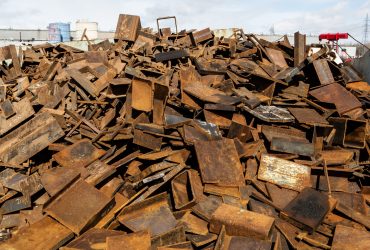 Vue d'une pile de produit PS2 («Plate and Structural 2 feet») pour recyclage, à l'extérieur du centre de recyclage Centrem à Alma.