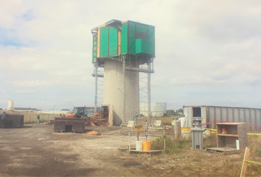 Vue d'une des deux cheminées presque complètement déconstruite, avec l'abri isolant conçu par Démex et construit sur mesure pour protéger les travailleurs et l'environnement.