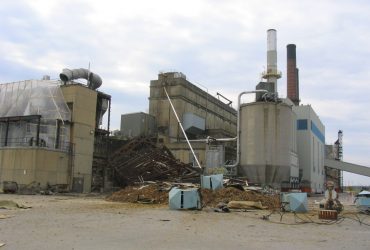 Photographie d'une partie de l'usine Tembec à Kapuskasing en Ontario, avec vue de ce qu'il reste de la structure métallique de l'atelier de production d'acide au sol.