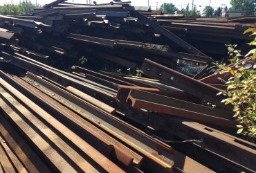 Vue d'une pile de voies ferrées destinées au recyclage par temps gris.