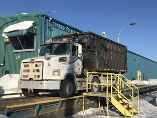 Vue latérale d'un camion du Groupe Démex-Centrem sur la balance à camions chez Centrem Alma.