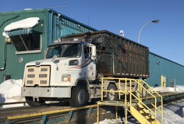 Vue latérale d'un camion du Groupe Démex-Centrem sur la balance à camions chez Centrem Alma.