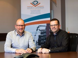 Photo de Dany et Yanick Tremblay, actionnaires majoritaires, fondateurs du Groupe Démex-Centrem et présidents de Démex et Centrem, respectivement, assis côte à côte, souriants.