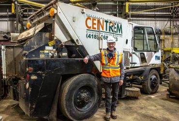 Employé Centrem devant un camion de nettoyage au centre de recyclage Centrem à Alma