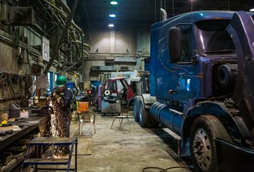 Employé Centrem au travail en train d'oxycouper à son établi dans le centre de recyclage Centrem à Alma