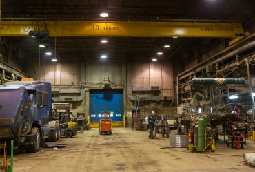 Vue d'ensemble d'une partie d'un des secteurs du centre de recyclage Centrem à Alma avec vue d'un employé de loin.