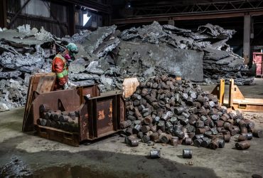 Vue d'un employé Centrem avec ses ÉPIs au travail dans la zone «rondins» du centre de recyclage Centrem à Alma.