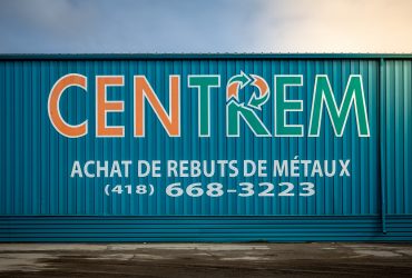 Vue de la façade du bâtiment Centrem avec le logo de Centrem et la phrase «Achat de rebuts de métaux» et le numéro de téléphone.