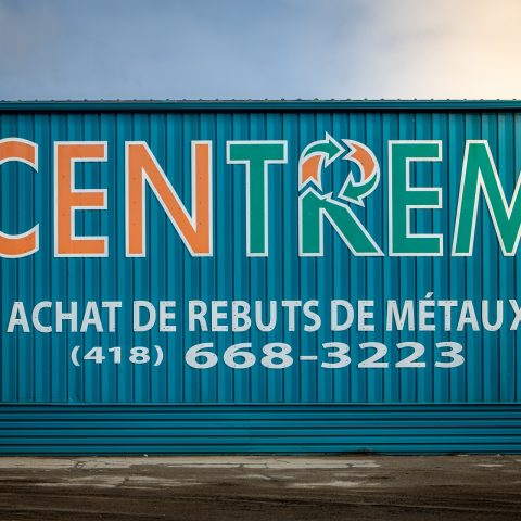 Vue de la façade du bâtiment Centrem avec le logo de Centrem et la phrase «Achat de rebuts de métaux» et le numéro de téléphone.