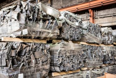 Vue de ballots de tôle d'aluminium à être recyclés, prêts pour le transport.