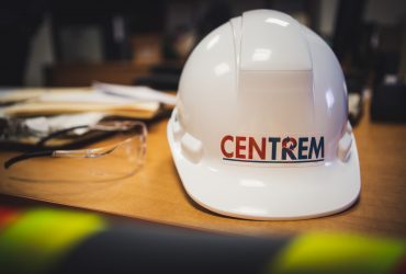 Vue d'un casque protecteur Centrem déposé sur une table à côté d'une paire de lunettes protectrices.