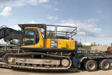 PC 400 excavator on a low deck trailer